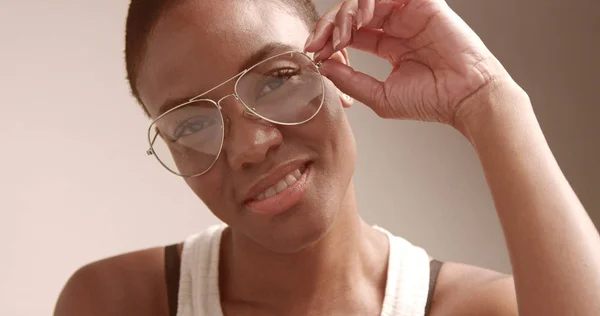 Zwarte vrouw met een kort kapsel in studio shoot — Stockfoto
