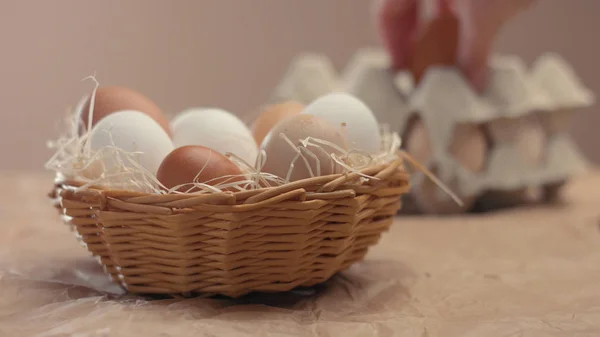 Různé vejce v košíku — Stock fotografie