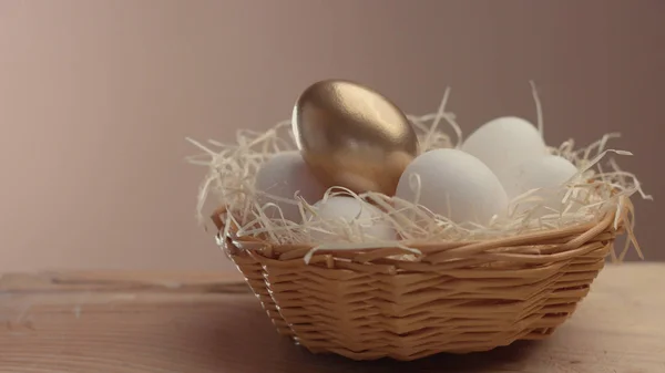 Mistura de ovos diferentes e o dourado no primeiro avião — Fotografia de Stock
