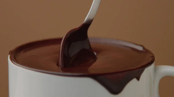 Cuchara en taza de chocolate caliente — Foto de Stock