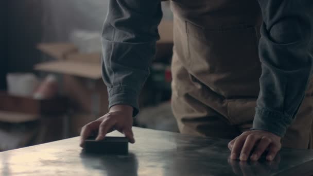 Mann schleift einen Metalltisch — Stockvideo