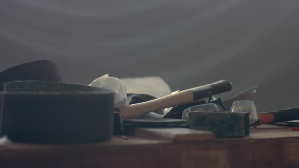 Viele Werkzeuge auf dem Arbeitstisch und seine Hand wählt eines der Werkzeuge — Stockvideo