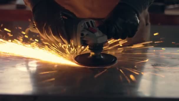 Werknemer met behulp van industriële grinder — Stockvideo