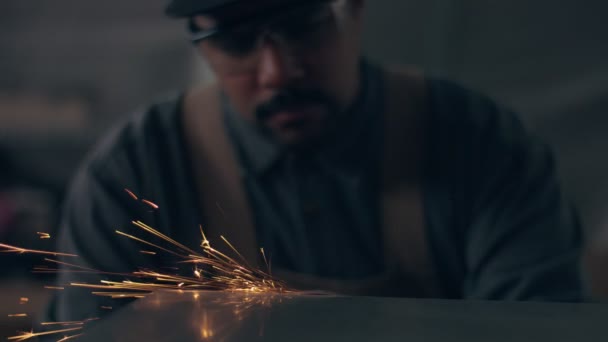 Werknemer met behulp van industriële grinder — Stockvideo