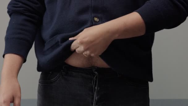 Överviktig man närbild av magen — Stockvideo
