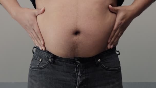 Übergewichtiger Mann Nahaufnahme des Bauches — Stockvideo