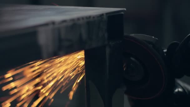 Werknemer met behulp van industriële grinder — Stockvideo