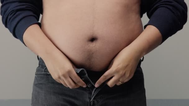 Sobrepeso hombre primer plano de vientre — Vídeos de Stock