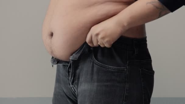 Överviktig man närbild av magen — Stockvideo