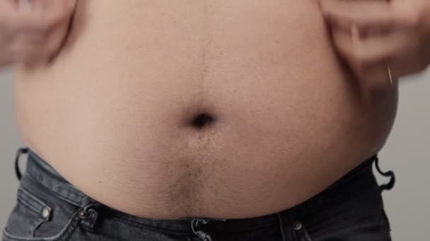Переизбыточный вес человека крупным планом живота — стоковое видео