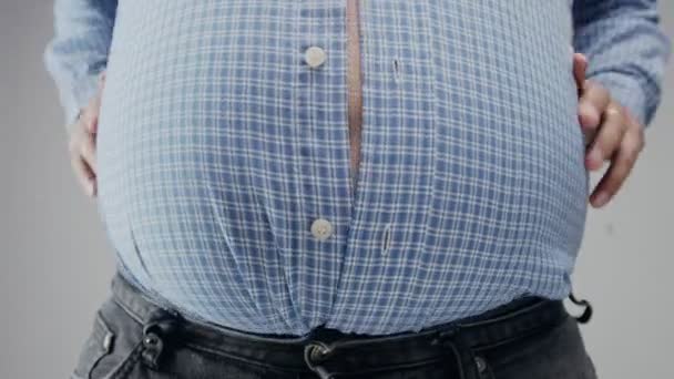 Homme en surpoids gros plan du ventre concept de régime. Fisheye ventre gros plan — Video