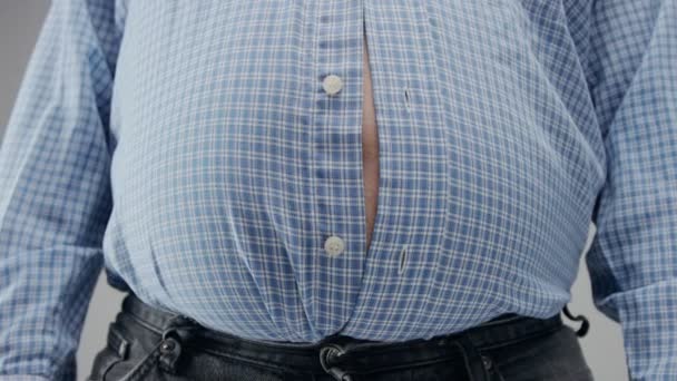 Homem com sobrepeso close-up do conceito barriga Dieta. Fisheye barriga close-up — Vídeo de Stock