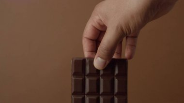 siyah çikolata bar closeup sıvı çikolata batırılmış