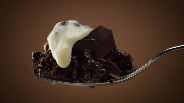 Trozo de pastel de chocolate en un tenedor con gotas de crema blanca que se mueven lentamente —  Fotos de Stock