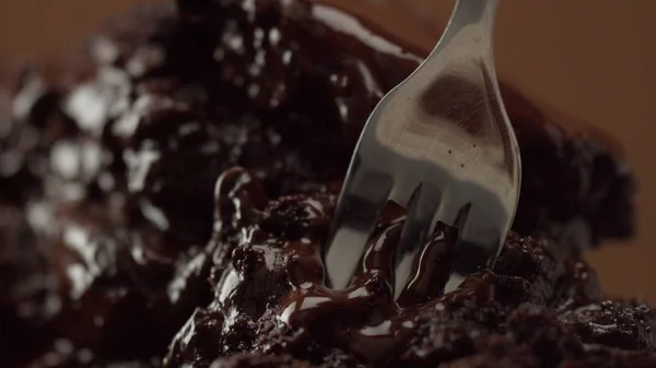 Clipe macro de textura do deserto de chocolate e um garfo pouco tirar uma parte dele — Fotografia de Stock