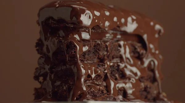 Bolo de chocolate com creme de chocolate com textura diferente — Fotografia de Stock