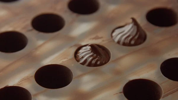 Molde de doces de chocolate com dois buracos cheios de creme — Fotografia de Stock