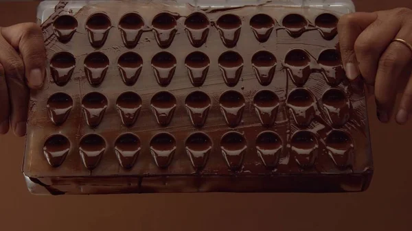 Forma de molde de caramelo de chocolate en proceso de creación de caramelos — Foto de Stock