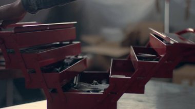 Kırmızı araç saklama kutulu garajında çalışan