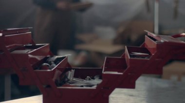 Kırmızı araç saklama kutulu garajında çalışan