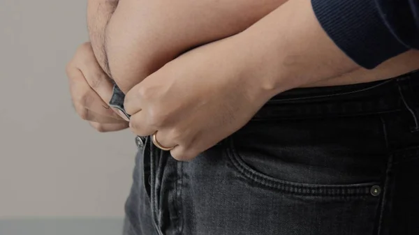 Sobrepeso homem closeup de barriga — Fotografia de Stock