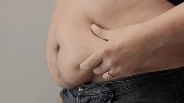 Надмірна вага людини крупним планом живота — стокове фото