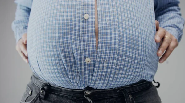 Homem com sobrepeso close-up do conceito barriga Dieta. Fisheye barriga close-up — Fotografia de Stock