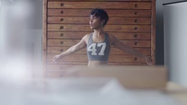 Genç uygun ve güneşli çatı katında germe rutin yapıyor kadın sesi