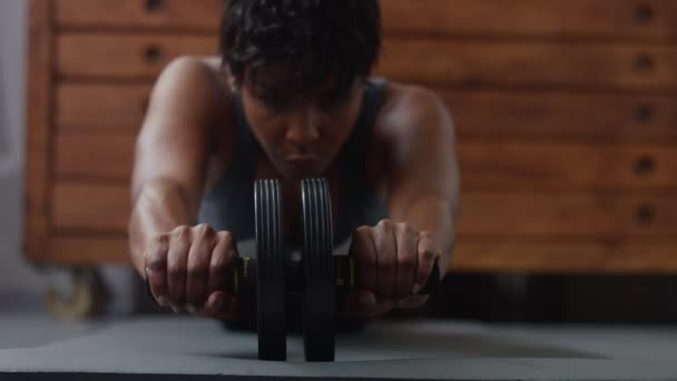 Młody dopasowanie i dźwięk kobieta robi trening fitness w słoneczny loft — Wideo stockowe