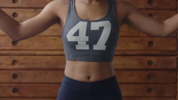 Mujer de raza mixta durante el entrenamiento de cuerda de salto en el loft soleado — Vídeo de stock