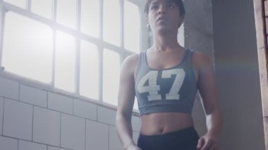 Genç uygun ve güneşli çatı katında bodur bölünmüş fitness egzersiz yapıyor kadın sesi