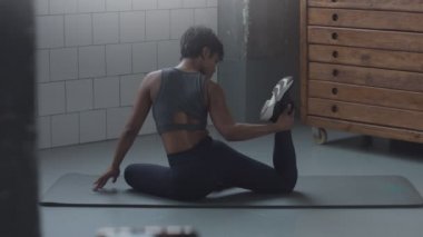 karışık yarış Afrikalı-Amerikalı kadın closeup yapar bir germe güneşli çatı katında yerdeki routin