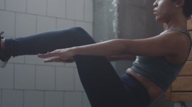 genç mükemmel güneşli çatı katında her abs rutin sırasında karışık ırk kadın uygun