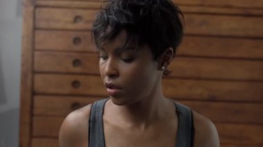 genç mükemmel güneşli çatı katında her abs rutin sırasında karışık ırk kadın uygun