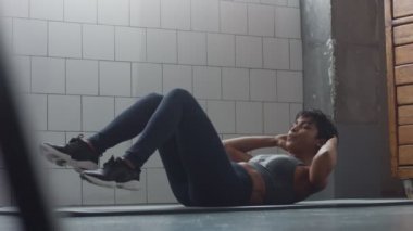 yan görünümü dolly video siyah kadın routin yerde ben bir abs synny çatı yapar.