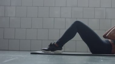 yan görünümü dolly video siyah kadın routin yerde ben bir abs synny çatı yapar.