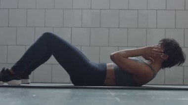 yan görünümü dolly video siyah kadın routin yerde ben bir abs synny çatı yapar.