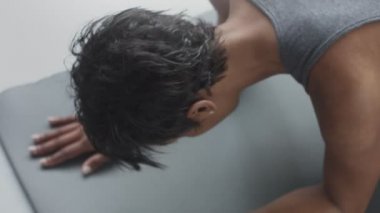 Genç zinde ve ses kadının yapması için güneşli çatı katında güç abs fitness egzersiz tahta elemanları ile yukarıya