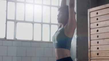 Genç uygun ve Isıtma yapıyor kadın sesi daha önce güneşli çatı katında bir fitness egzersiz