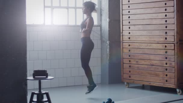 Ip atlama egzersiz sırasında karışık yarış kadında güneşli çatı — Stok video