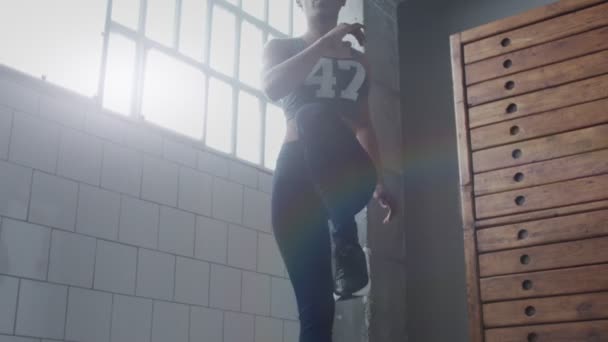 Młody dopasowanie i dźwięk kobieta robi treningu fitness podzielić squat w słoneczny loft — Wideo stockowe