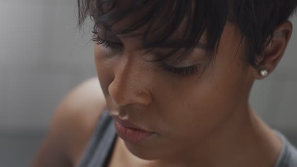 Closeup μικτή φυλή πορτρέτο γυναίκα κατά τη διάρκεια ένα υπόλοιπο σε γυμναστήριο προπόνηση — Αρχείο Βίντεο