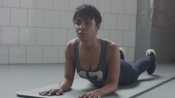 Jovem ajuste e tom para cima mulher fazendo exercício de fitness com elementos de prancha para strenght abs em loft ensolarado — Vídeo de Stock