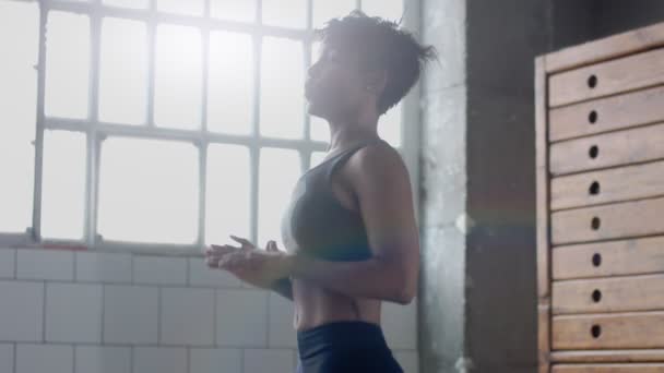 Mladí fit a tonizaci žena dělá topení před fitness cvičení v slunném podkroví — Stock video