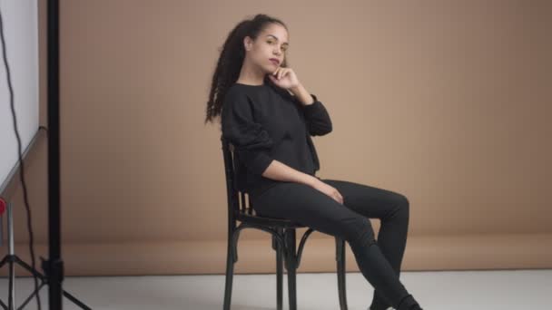 Youg woman in studio in beige background — Stock Video