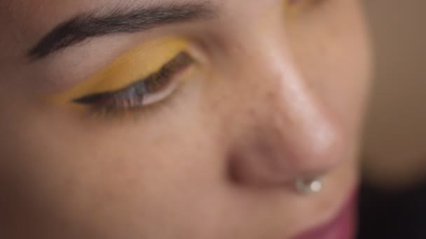 Womens eyes with yellow eyeshadow closeup — Stock Video