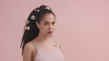 Kafamda çiçekli Studio genç ve güzel kadın