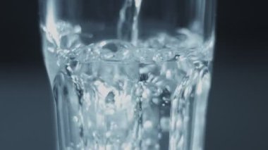 closeup slowmotion cam su ile doldurma