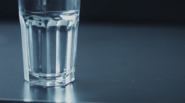 closeup slowmotion cam su ile doldurma