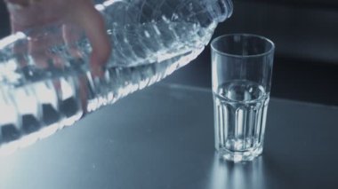 closeup slowmotion cam şişe su ile doldurma